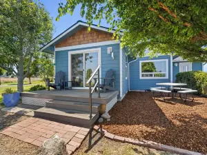 Juan de Fuca Waterfront Hotel & Cottages