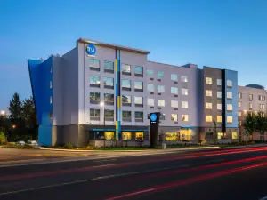 Tru by Hilton Eugene