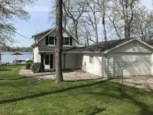 Lake James Red Sands Beach Lake Front Cottage - Family Friendly!!