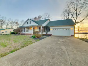 安靜的Big Sandy Home，有甲板在Kentucky湖上！