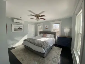 Meredith Charmer-walk to lake, town, shops, & boat launch