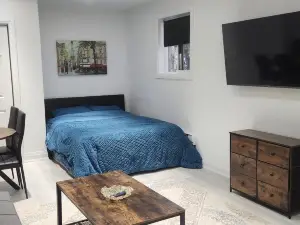 Cozy Studio Retreat in Scenic Georgina, Canada