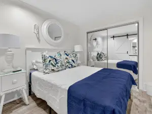 River Room Getaway On Front Street - Suite C 1 Bedroom Apts