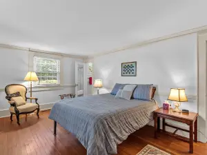 Inviting Waterfront Cottage on Cedar Creek