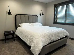 ~ NEWLY REMODELED~ Spacious 4-bedroom house with WiFi on beautiful Storm Lake