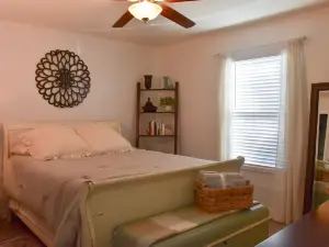 Cozy Cottage By The Beach-Pet Friendly