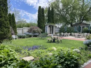 Historic Downtown Luxury-Lake-Coffee-Spa Like BA