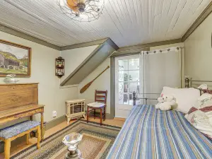 2 Mi to Hiking Trails Cozy Fayetteville Cottage!