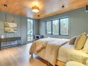 Walk to Castle Rock Lake! Modern Home w/ Hot Tub