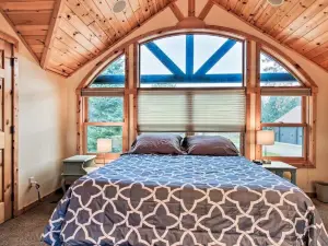 Bay Lake Cabin w/200ft of Lakefront, fun deck, private dock + woodfire sauna!