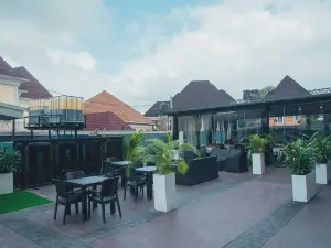 The Violets Hotel and Apartments