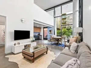 Airy and Open Corner Loft - 92 Walkscore