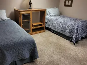 Spacious 5-bedroom house in marvelous Miles City with WiFi, AC