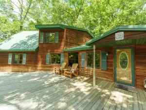 HotTub! FirePit, Private 2.5 acre Pond, 2 Kayaks! GameRoom! Slps12+