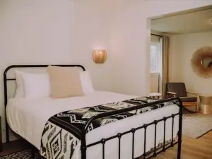 Stylish & Cozy Home - Newly Renovated