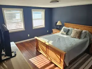 Cozy Lake Front home for Boating, fishing, winter sports, and gorgeous views,