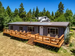 Cozy Living Space and Scenic Outdoor Adventures - Elegant Retreat