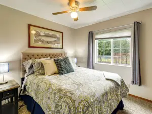 Walk to Twilight Sites! Forks Home w/ Hot Tub