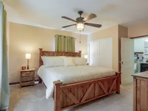 Country Living! Fire Pit, Horse Stalls & Views