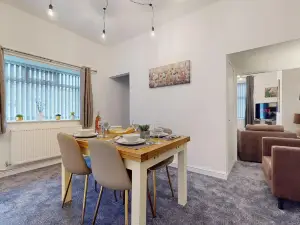 Modernised 3-bedroom Blackburn townhouse sleeps 6