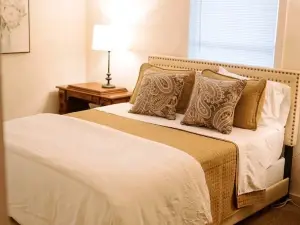 Boutique Beeville Cottage