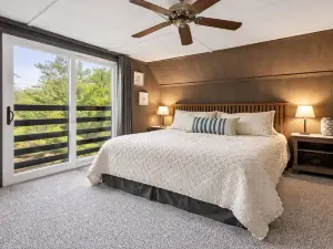 Little Longbow Lakefront Chalet