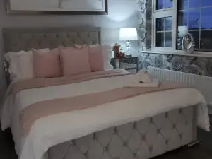 Dernvale House -Double Room - sleeps 2