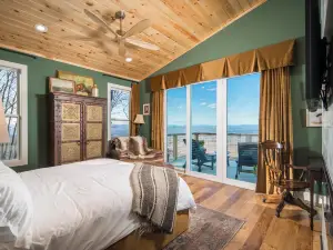 6-bedroom mountain top chalet with spectacular long range mountain views