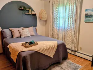 Trendy 4-bedroom cabin, comfortable and spacious, with kid friendly beach