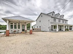Lakefront Studio Guest Home on Hermann Wine Trail!