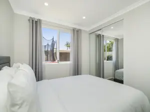 Bright and Spacious 2-Bed Thornlie Family Home