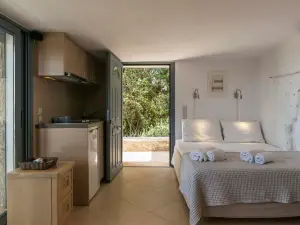 Porto Cheli Studio - Poolside Lux Getaway