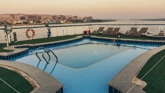 Queen Isis Floating Hotel in Minya