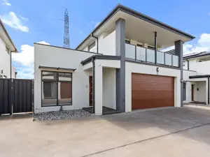 Family-friendly 4-bed Home With Courtyard