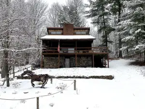 Gorgeous views -Beautiful pond - Fishing- Swimming- Privacy -Pet Friendly-Hiking