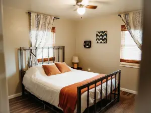 Minutes from Mt trails & River - 3 Bedroom House - Sleeps 7