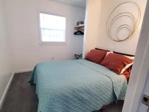 Crew Friendly, 2 Bathrooms, Fast Wifi, Free Parking