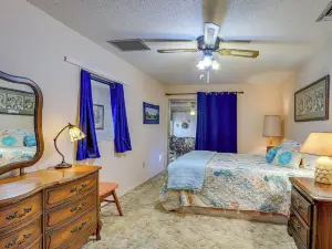 6 Mi to Manatee Springs! Family Riverfront Getaway