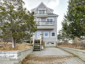 Marshfield Home w/ 4 Decks & Private Beach Access!