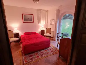 Apartment on the ground floor of a superb farmhouse in a landscaped park. You will be there alone