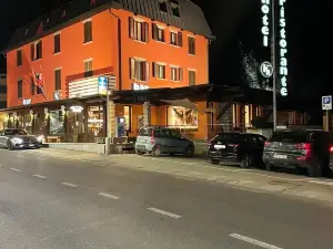 โรงแรมอาดาเมลโล