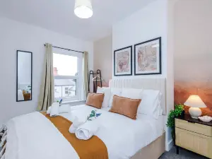 Central 2 Bed in Wrexham Sleeps 6 With Parking