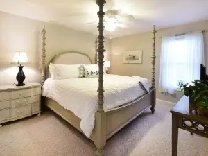 Swift Island Sunsets: Lakefront, Cozy, Sleeps 8