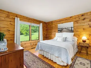 Stunning Views Hilltop Cabin Near Homestead Resort!