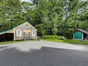 Deck & Fire Pit: Cottage Near Monadnock State Park