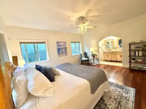 Lux Lodge Downtown w/ AC, Bonus Cottage, Courtyard