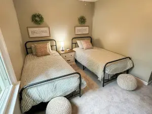 Hyco Hills Hideaway- private location, close to VIR, fast wi-fi, HOT TUB