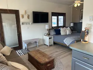 Pet friendly, studio in Countryside by Harvey and Rifle Gap, farm fresh eggs