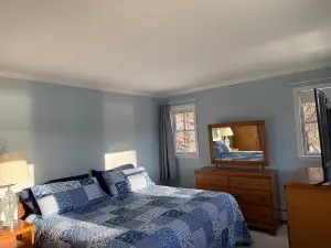 Vacation Home with 8 beds & fast WiFi with view of the Adirondacks & Lake George
