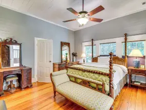 30 Acres & Pond: North Georgia Mtn Farmhouse